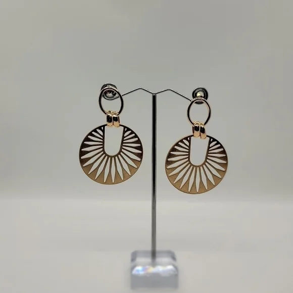 Gold colored earrings - Picture 1 of 3